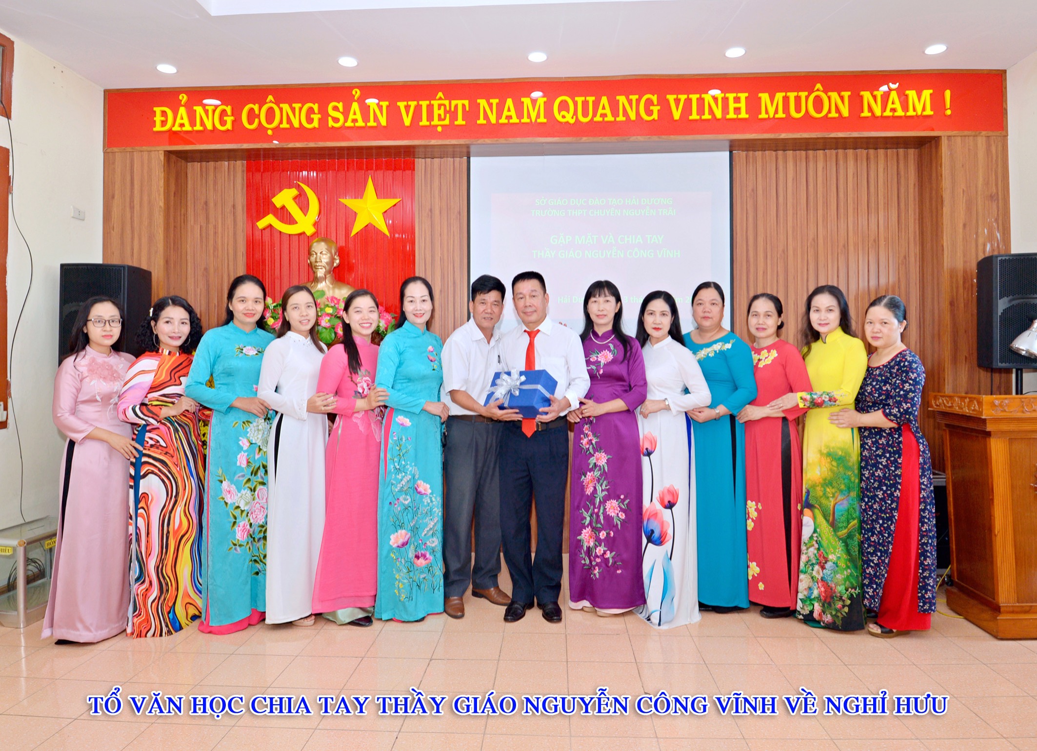 Chia tay thầy giáo Nguyễn Công Vĩnh - GV tổ Ngữ văn về nghỉ hưu.